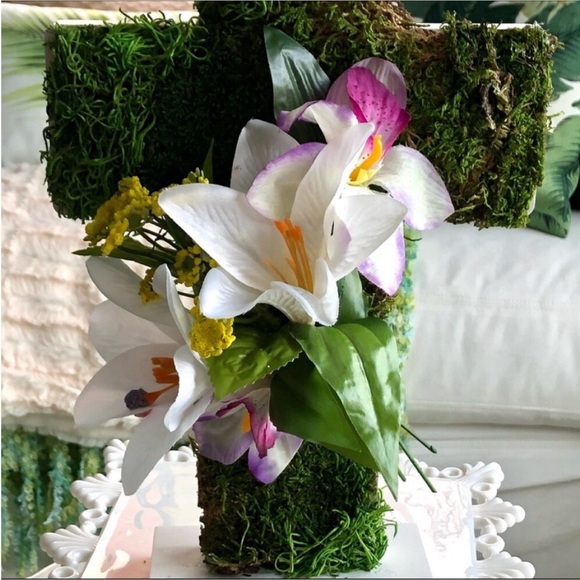 NEW! Easter Cross Moss Lilly’s Orchids - Picture 3 of 6